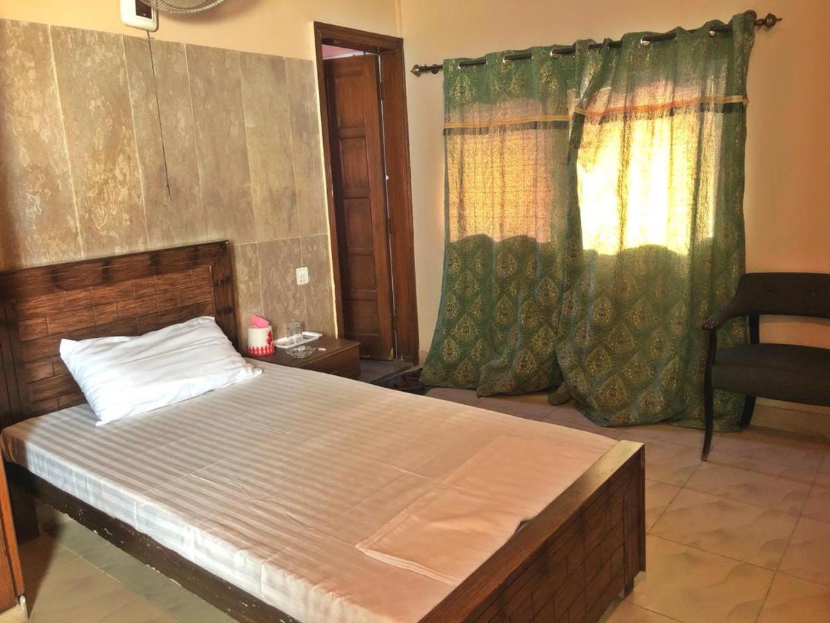 Babar House Hotel Faisalabad Exterior photo